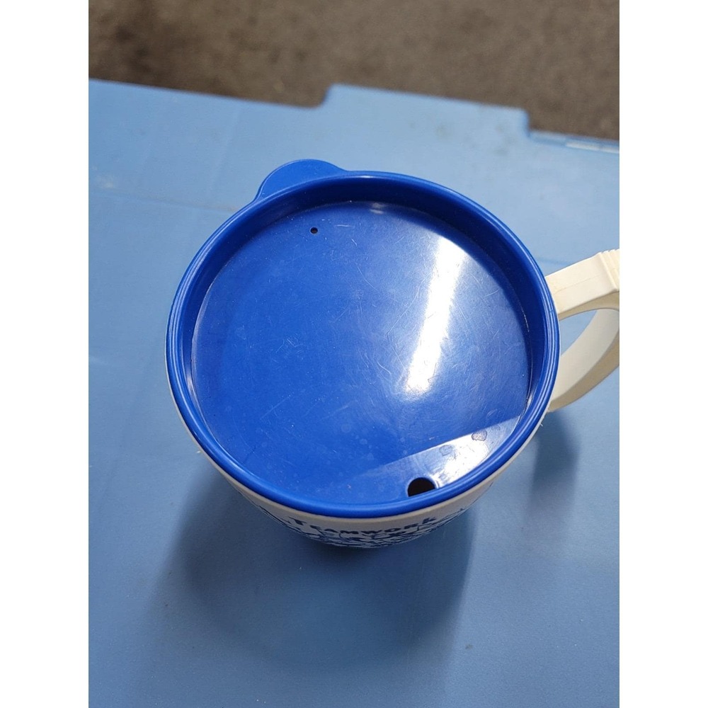 Vintage 1980s Plastic Footed Mug w Lid Teamwork Blame Someone Else Funny - Picture 4 of 6